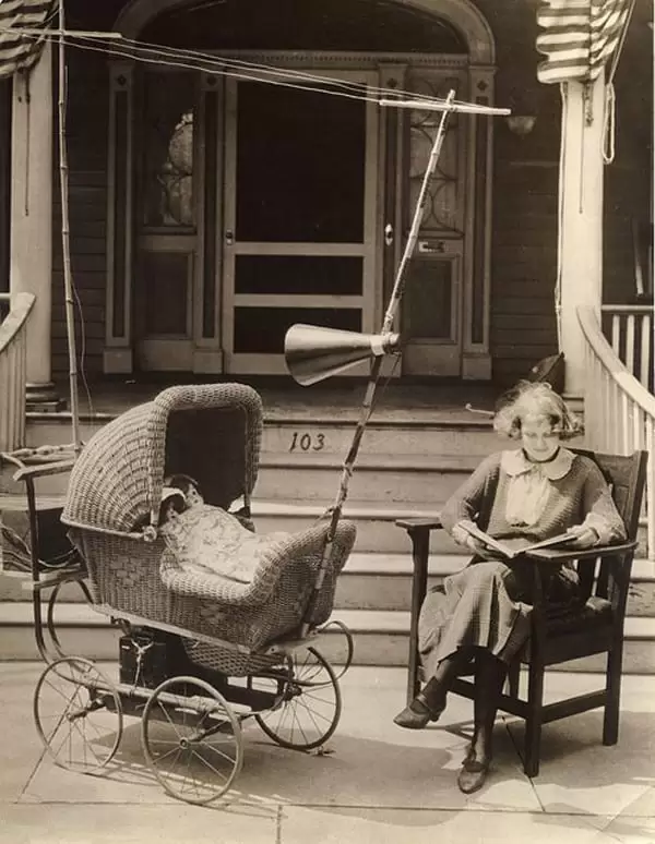 Carrinho de bebê com rádio, antena e caixas de som para distrair o bebê - 1921