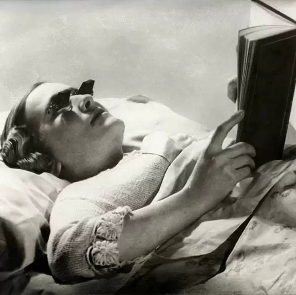Óculos de leitura. Ele permitia que a pessoa lesse sem precisar se levantar por meio de um espelho - 1936