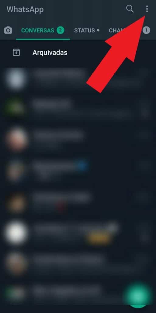 Abra o WhatsApp. No canto superior direito, você vai ver três pontinhos. Clique neles.
